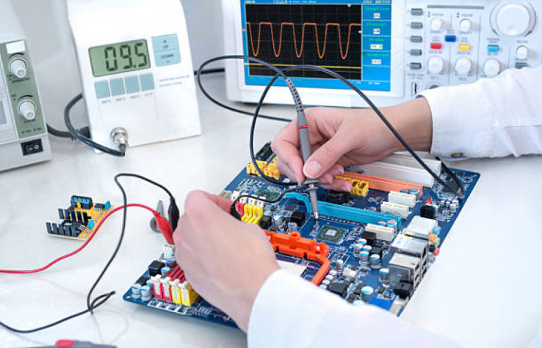 Técnico calibrando equipamento médico